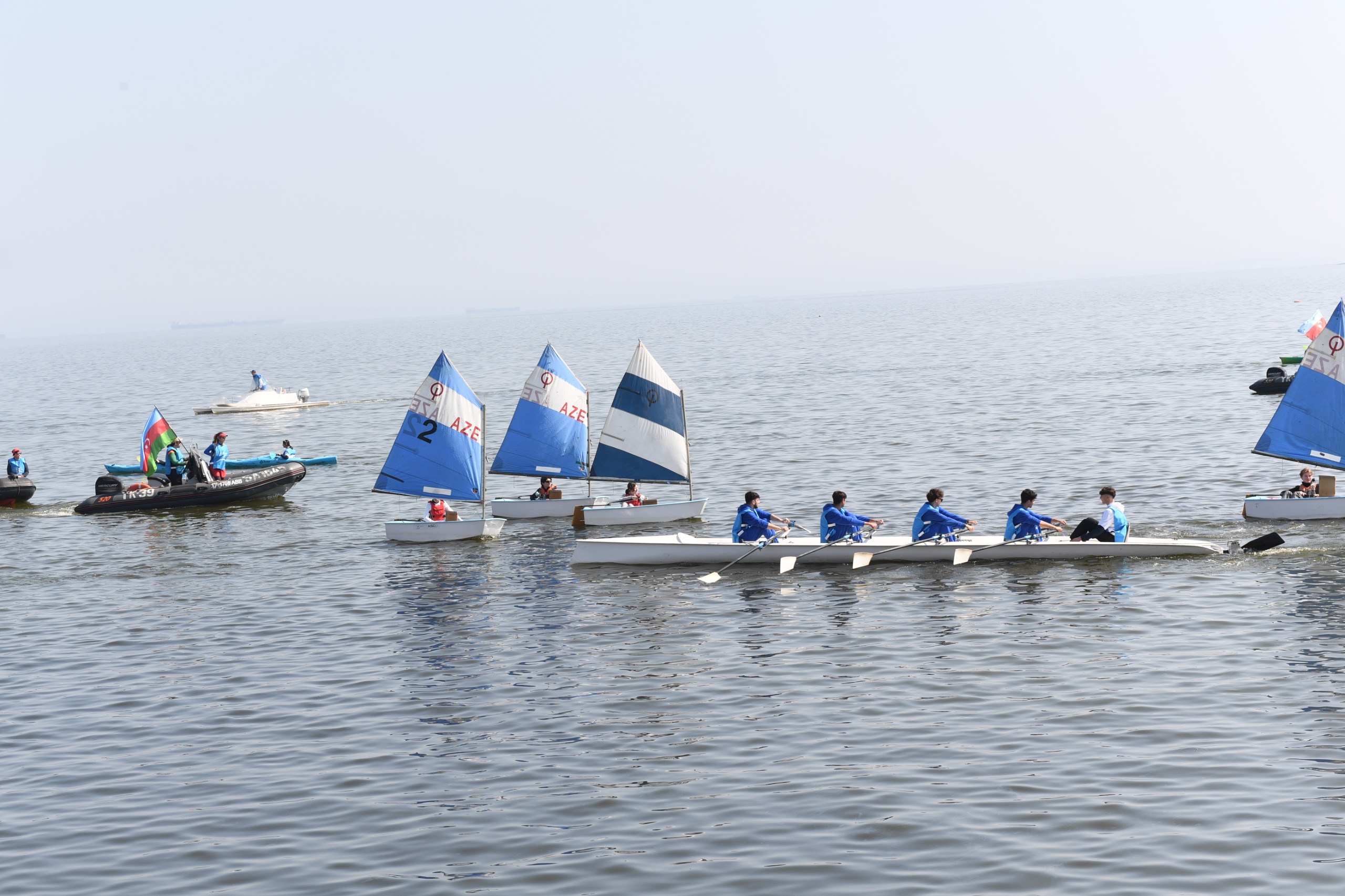 Bakıda Xəzərin suları avarçəkmə və yelkənli qayıqlarla bəzəndi (FOTO)
